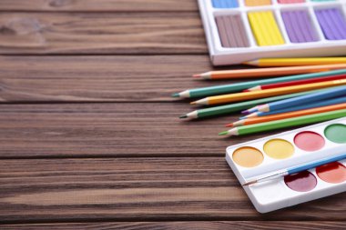 Kahverengi ahşap arka plan da okul konseptine geri dön, üst tegörüş