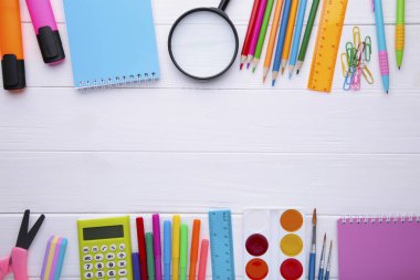 Beyaz ahşap arka plan da okul konseptine geri dön, üstte görünüm