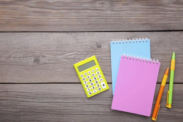 Gri ahşap arka planda okul konseptine geri dön, üstte görünüm