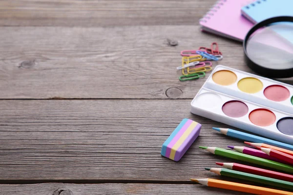 Gri ahşap arka planda okul konseptine geri dön, üstte görünüm