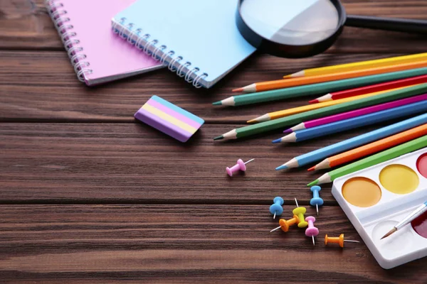 Kahverengi ahşap arka plan da okul konseptine geri dön, üst tegörüş