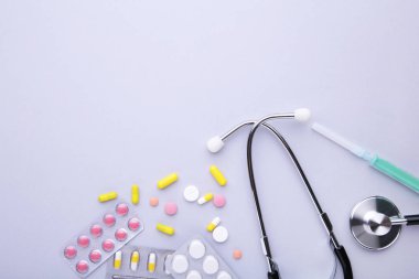 Gri arka planda haplar olan stetoskop. Metniniz için yer olarak en iyi görünüm.