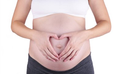 Beyaz bir arka plan üzerinde izole sevimli bir hamile göbek