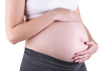 Beyaz bir arka plan üzerinde izole sevimli bir hamile göbek