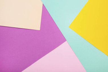 Farklı renklerdeki bir kağıdın çok renkli arkaplanı