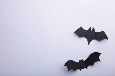 Gri arka planda iki cadılar bayramı kağıt yarasası. Cadılar Bayramı konsepti