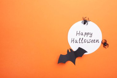 Gri arka planda örümcekler ile kağıt yarasalar ile Yazıt halloween. Cadılar Bayramı konsepti