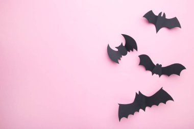 Pastel pembe arka plan üzerinde Halloween kağıt yarasalar. Cadılar Bayramı konsepti, çerçeve