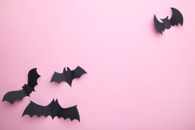 Pastel pembe arka plan üzerinde Halloween kağıt yarasalar. Cadılar Bayramı konsepti