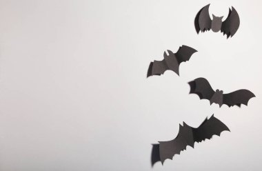 Gri arka planda Cadılar Bayramı kağıt yarasaları. Cadılar Bayramı konsepti