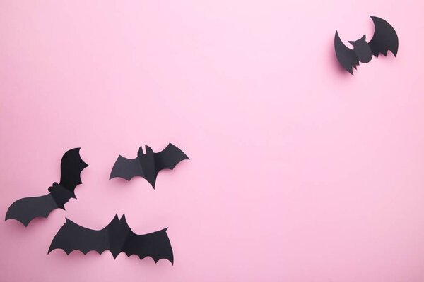 Хэллоуинские бумажные летучие мыши на розовом фоне. Концепция Хэллоуина
