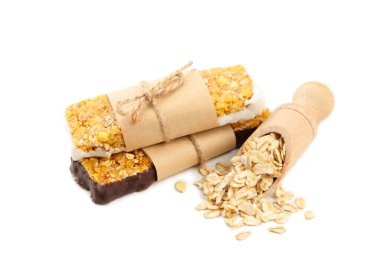 Beyaz arka planda yulaf ezmeli mısır gevreği. Üst görünüm