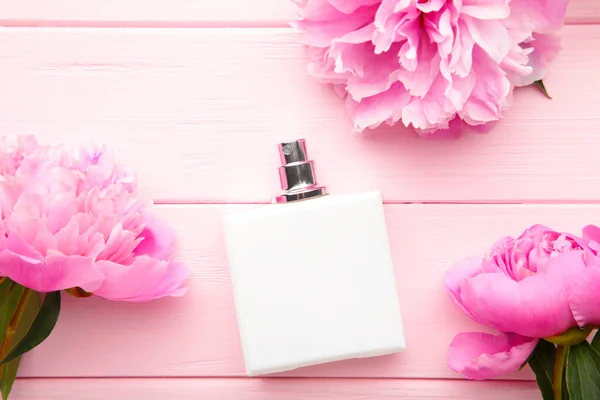 Witte Fles Parfum Met Roze Bloem Roze Achtergrond Met Kopieerruimte — Stockfoto