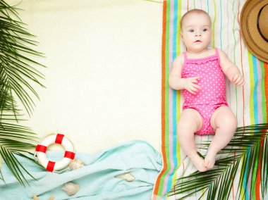 Plaj aksesuarları olan tatlı bir kız. Bebekle denizde tatiller, fotokopi çekilen yaz konsepti. Üst görünüm