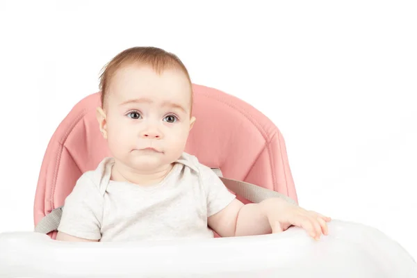 幸せな赤ちゃん女の子座っています上の椅子に隔離された白い背景 — ストック写真