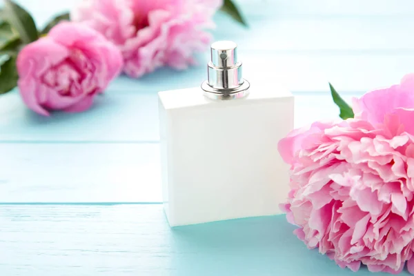 Witte Fles Parfum Met Roze Bloemen Roze Achtergrond Met Kopieerruimte — Stockfoto