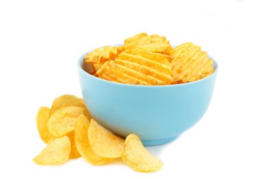 Patates cipsleri beyaz arka planda izole edilmiş.