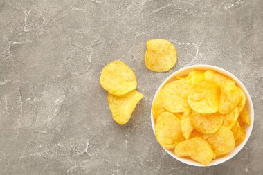 Patates cipsi kasede gri beton arka planda. Kopyalama alanı ile