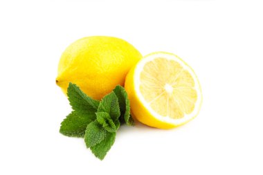 Beyaz arka planda limon ve nane izole edilmiş. Üst görünüm