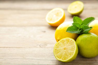 Bahçedeki ahşap masada taze taze nane aromalı turtalar. Limon ve limon
