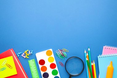 Mavi arka plandaki okul konseptine geri dönelim. Kopya alanı olan okul kırtasiyesi