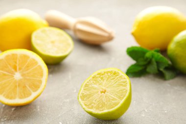 Taze kireç, limon ve nane şekeri. Üzerinde turunçgil sıkacağı var. Üst görünüm