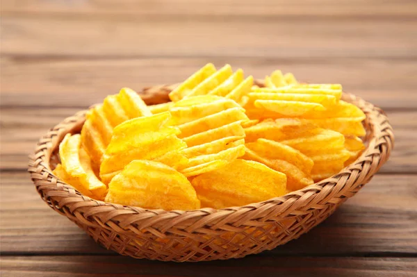 Aardappelchips Mand Bruine Houten Ondergrond Bovenaanzicht — Stockfoto