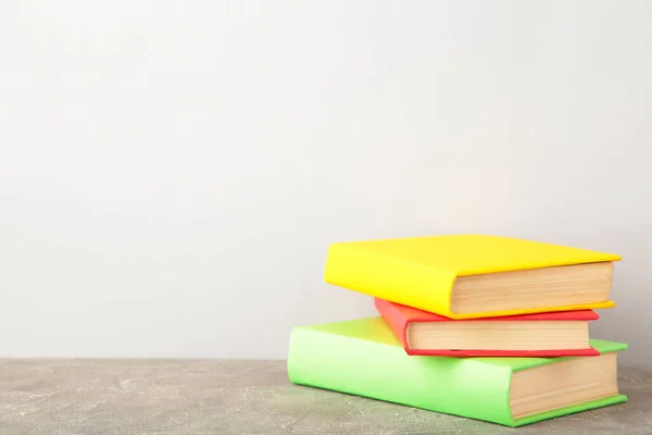 Libros Escolares Multicolores Sobre Fondo Gris Regreso Escuela —  Fotos de Stock