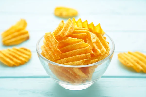 Gouden Aardappel Chips Schaal Blauwe Houten Achtergrond Bovenaanzicht — Stockfoto