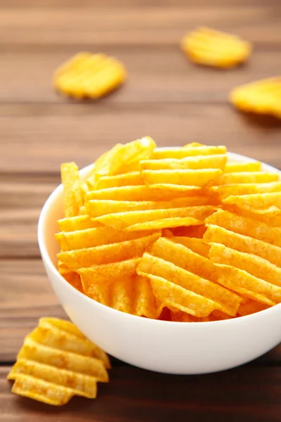 Aardappelchips Witte Schaal Bruine Houten Ondergrond Bovenaanzicht — Stockfoto