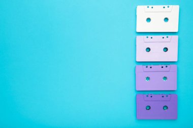 Mavi arka planda eski renkli kasetler. Müzik günü, üst görünüm