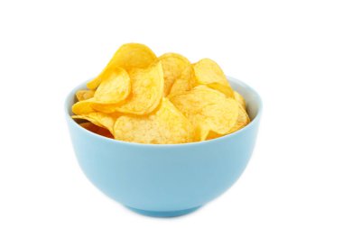Patates cipsleri mavi kasede, beyaz arka planda izole edilmiş.