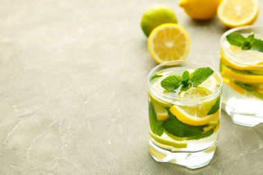 Limonlu, limonlu ve nane aromalı su detoksu. Üst görünüm