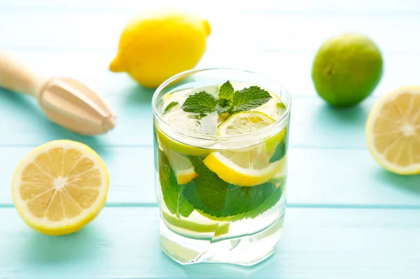 Acqua Disintossicante Con Limone Lime Menta Fondo Blu Vista Dall — Foto Stock