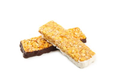 Beyaz arka planda izole edilmiş fıstıklı çikolatalar. Üst görünüm