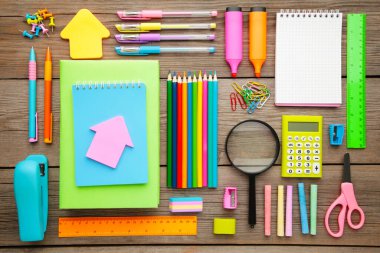 Gri arka planda okul konseptine geri dönelim. Okul sayfası