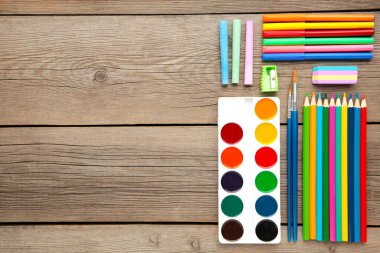 Suluboya boyalar, gri kalemler ve fırçalar. Kopya alanı ile boya malzemeleri