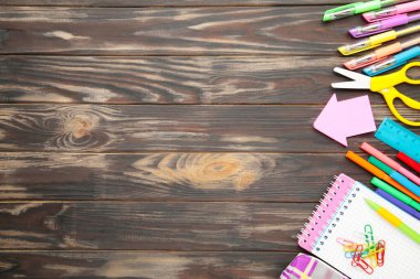 Kahverengi ahşap arka plan konseptine geri dönelim. Kopya alanı olan okul kırtasiyesi