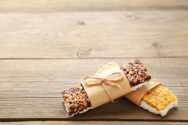 Enerji çubukları. Gri arka planda fotokopi alanı olan sağlıklı yaşam için atıştırmalıklar. Üst görünüm