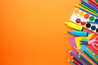 Turuncu arka plan konseptine geri dönelim. Kopya alanı olan okul kırtasiyesi