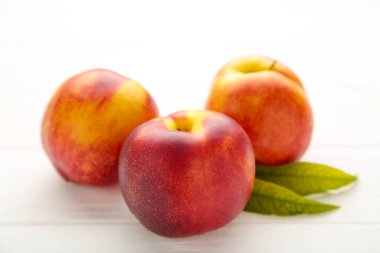 Beyaz ahşap arka planda bir sürü nektarin var. Üst görünüm