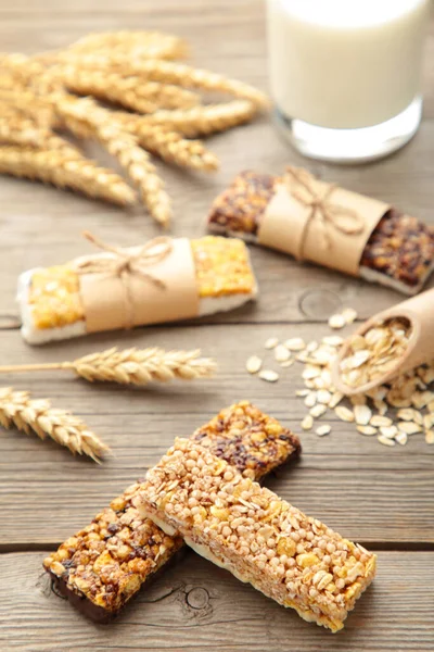 Petit Déjeuner Sain Avec Barres Granola Lait Sur Une Table — Photo