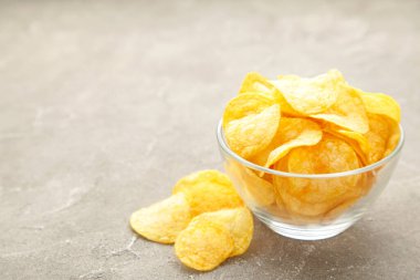 Patates cipsi kasede gri beton arka planda. Üst görünüm