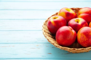 Fotokopi alanı olan mavi arkaplanda sepetin içinde şekerlemeler. Üst görünüm