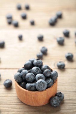 Gri ahşap masada yaban mersini kasesi. Üst görünüm