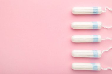 Pembe arka planda regl tamponları. Adet döngüsü. Hijyen ve koruma.