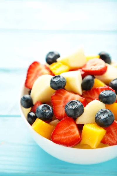 Čerstvý Ovocný Salát Misce Modrém Dřevěném Pozadí Vertikální Foto Horní — Stock fotografie