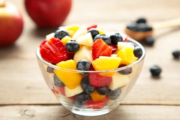 Salat Mit Frischen Früchten Und Beeren Auf Grauem Holzgrund Ansicht — Stockfoto