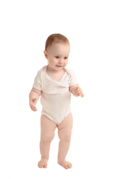 笑着的孩子在白色的背景上独立行走 宝宝的第一步 — 图库照片