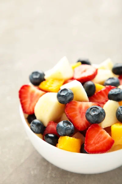 Ensalada Frutas Frescas Tazón Sobre Fondo Hormigón Gris Foto Vertical — Foto de Stock